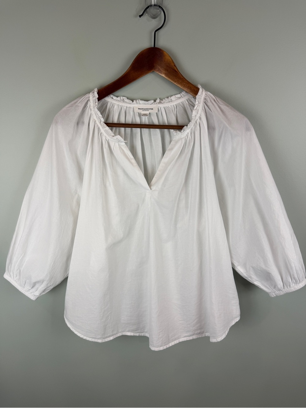 beachlunchlounge lightweight white Cotton poplin blouse w/ a split V-neckline SP